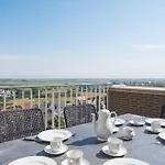 Fraval - Beachfront With Sea Views In Apartment