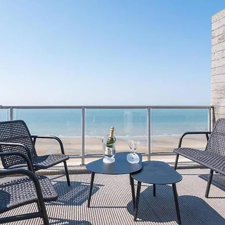 Fraval - Beachfront With Sea Views In 아파트 *