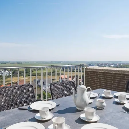 Fraval - Beachfront With Sea Views In アパート
